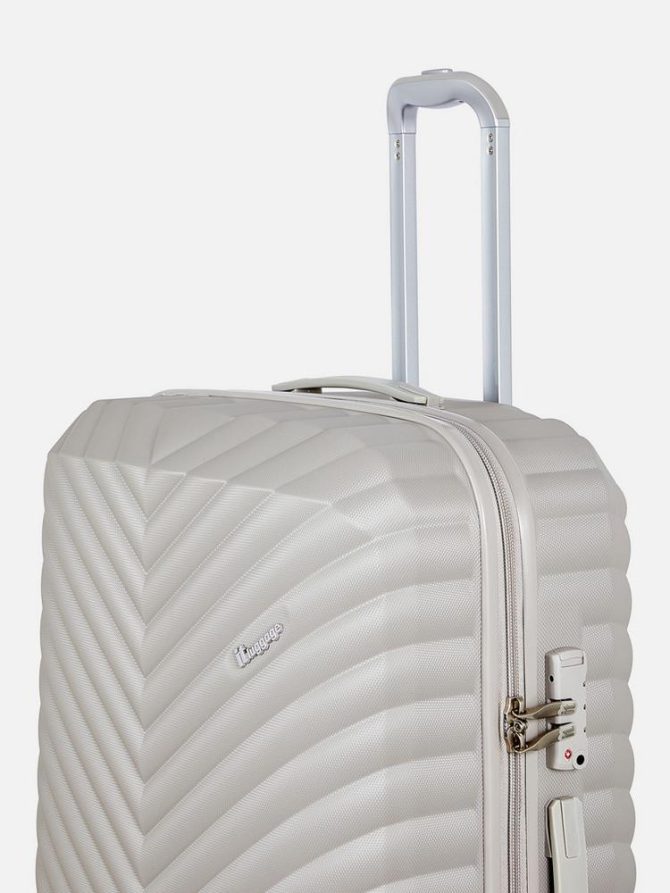 it Luggage Hard Shell Chevron Suitcase - Image 3